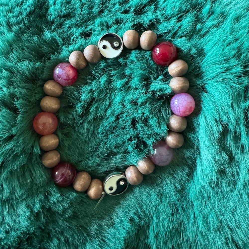 Ying yang, dyed agate and wood handmade bracelet